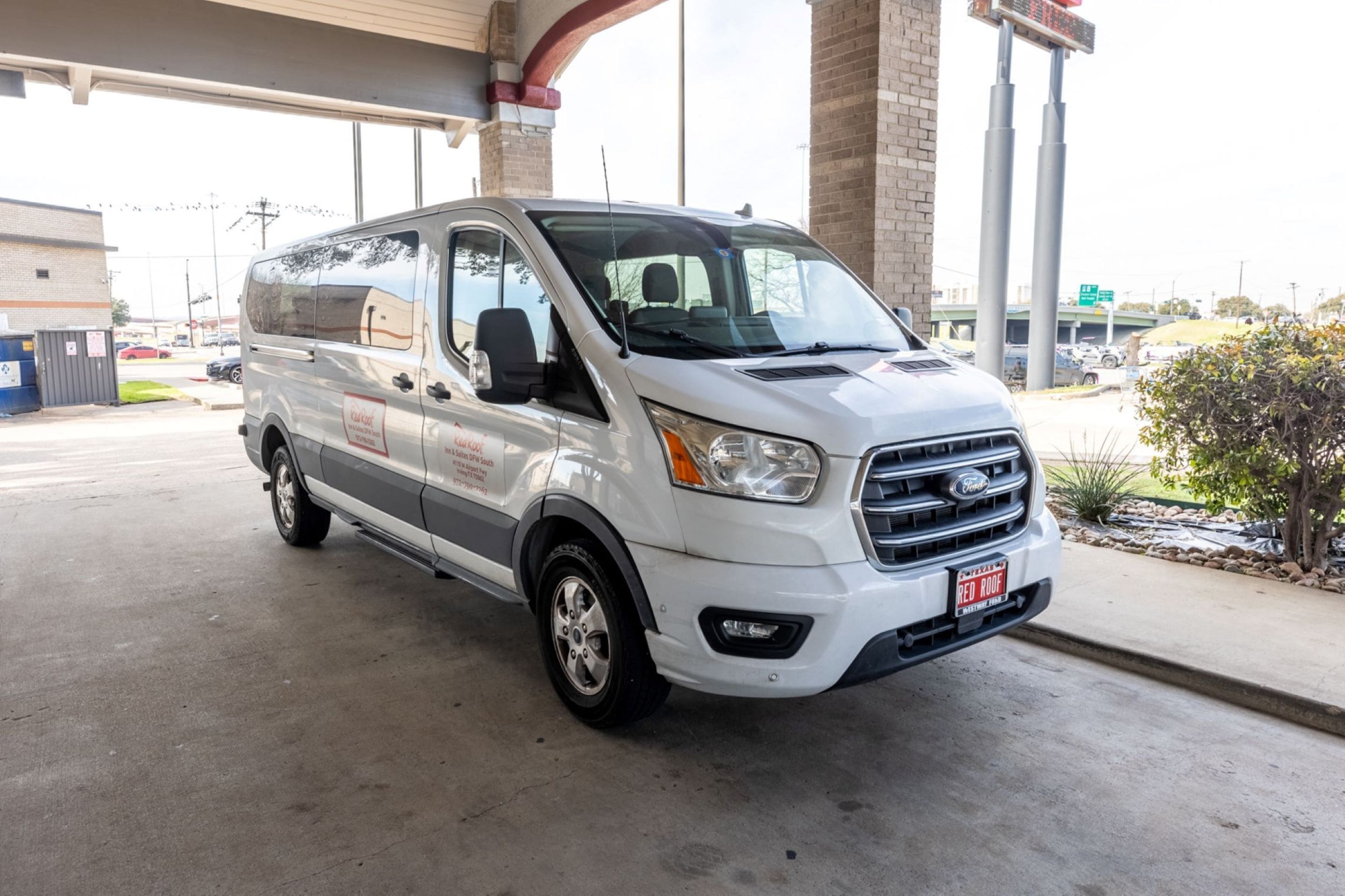 Un fourgon Ford blanc était garé dans une station-service, et il portait une plaque d’immatriculation du Texas.