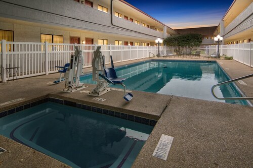 Red Roof Inn & Suites Irving – DFW Airport South 