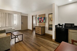 جناح - سرير ملكي مع أريكة سرير - لغير المدخنين (2 Room) | 1 غرفة نوم ومكتب ومساحة عمل للكمبيوتر المحمول وستائر تعتيم
