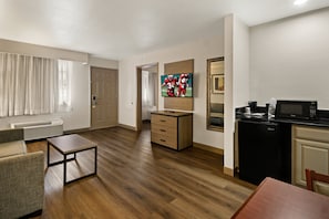 Suite, 1 très grand lit et 1 canapé-lit, non-fumeurs (2 Room) | Bureau, espace de travail pour ordinateur portable, rideaux occultants