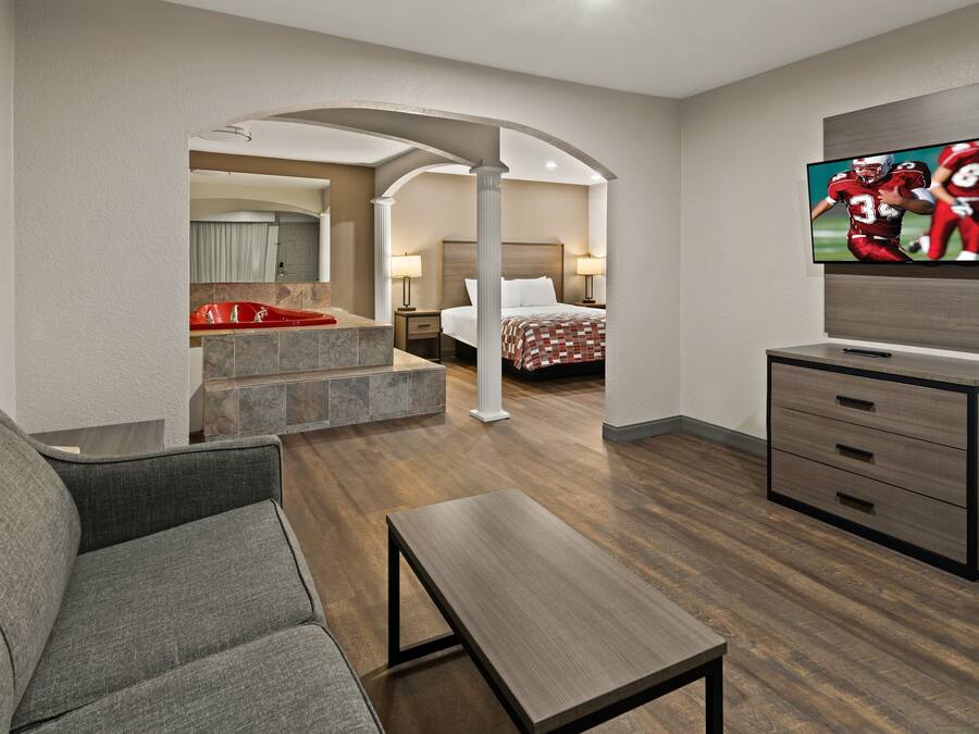 Suite, 1 Tempat Tidur King dengan tempat tidur Sofa, Bebas Asap Rokok, jet tub | Meja kerja, ruang kerja ramah laptop, dan tirai kedap cahaya