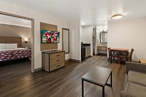 Suite, 1 kingsize bed met slaapbank, niet-roken (2 Room) | Een bureau, een laptopwerkplek, verduisterende gordijnen, gratis wifi