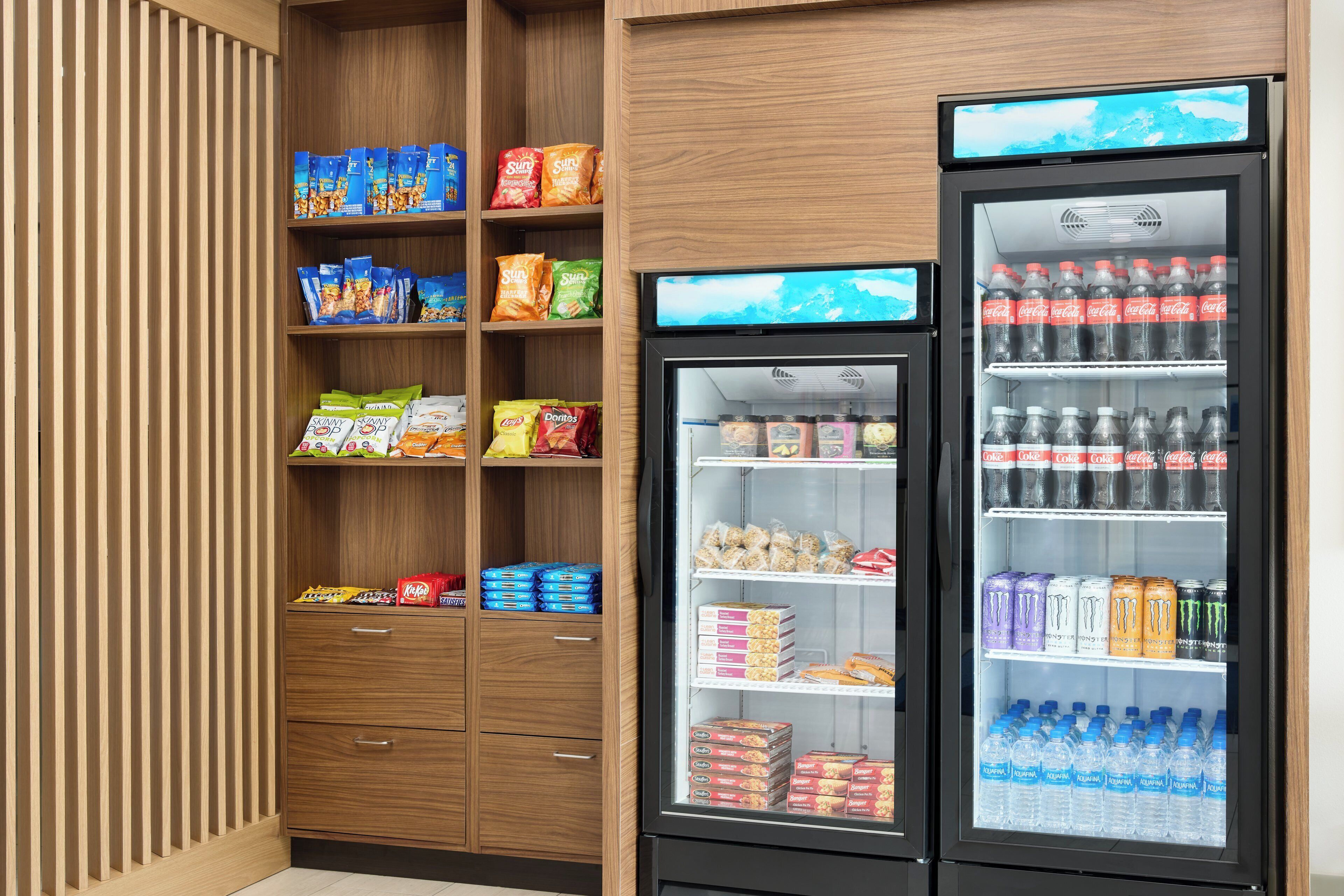 Máquina de vendas repleta de lanches e bebidas, como salgadinhos, pipoca e refrigerantes.