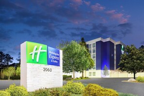 A Holiday Inn Express & Suites sign with the number 2060, indicating the hotel's address. - Holiday Inn Express & Suites Atlanta - Tucker Northlake by IHG (Tucker)