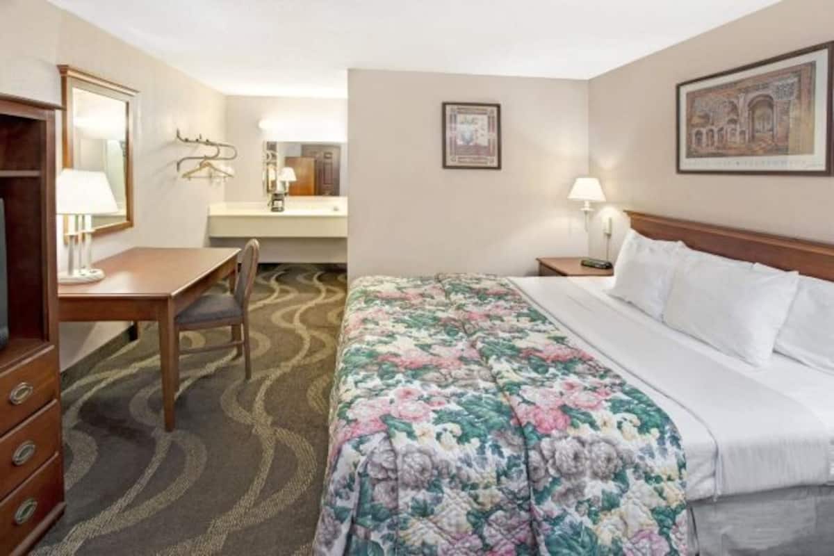 Cots/infant beds, free WiFi, bed sheets