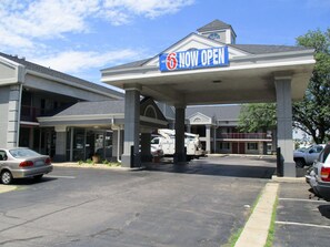 Property entrance - Motel 6 Alsip, IL (Alsip)