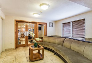 Lobby sitting area - Motel 6 Alsip, IL (Alsip)