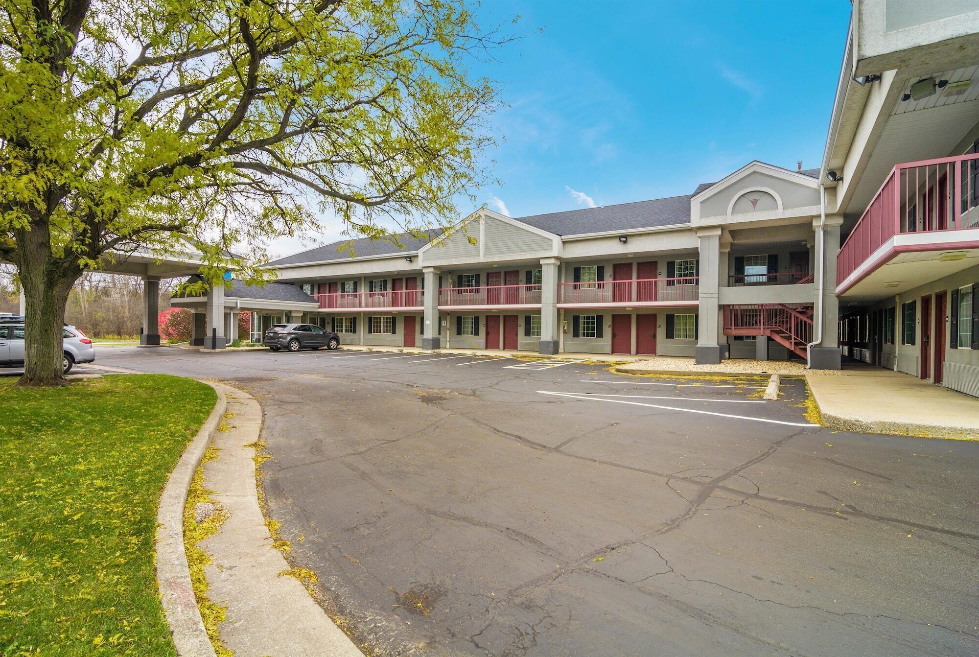 Un motel doté d’un parking central, de plusieurs étages et d’une galerie couverte.
