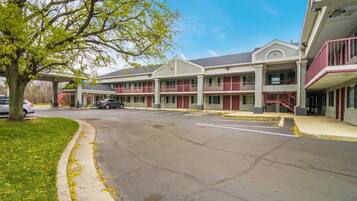 Un motel doté d’un parking central, de plusieurs étages et d’une galerie couverte.