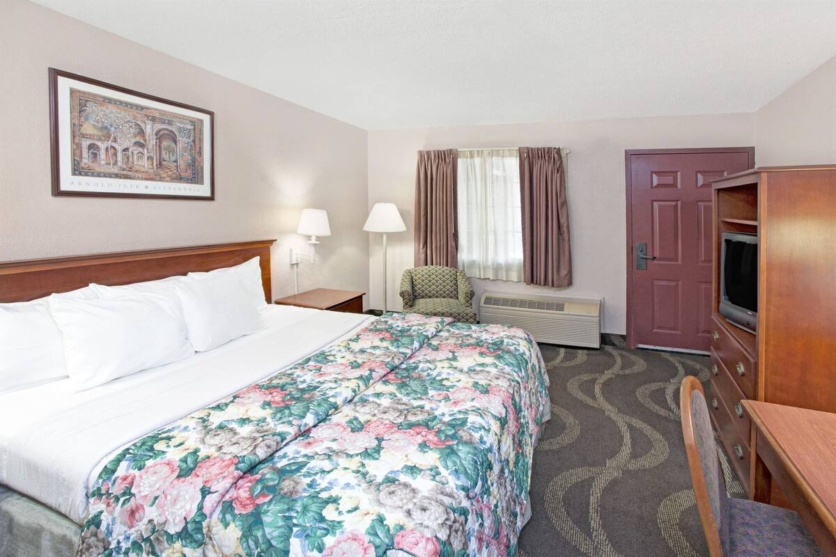 Cots/infant beds, free WiFi, bed sheets