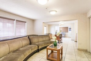 Lobby sitting area - Motel 6 Alsip, IL (Alsip)