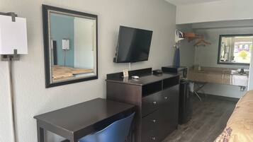 高級寝具、デスク、遮光カーテン、WiFi (無料)