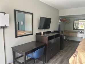 Ropa de cama de alta calidad, escritorio y cortinas blackout