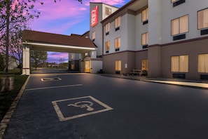 Un hôtel avec une station-service, des places de stationnement réservées aux personnes handicapées et une enseigne Red Roof Inn.