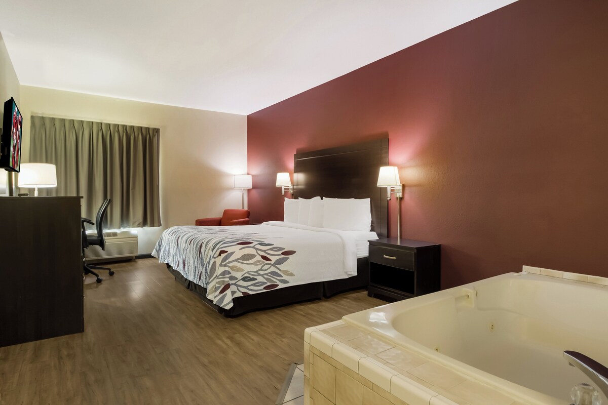 Suite, 1 King Bed, Non Smoking, Jetted Tub | Blackout curtains, iron/ironing board, free WiFi, bed sheets