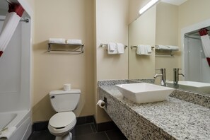 Ensemble douche/baignoire, articles de toilette gratuits, sèche-cheveux
