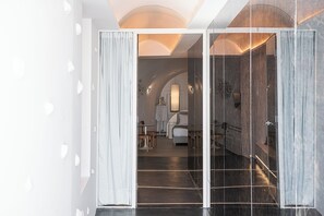 Cave Suite with indoor hot tub | Minibar, in-room safe, blackout drapes, soundproofing