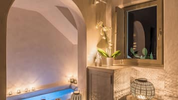 Honeymoon Suite, Jetted Tub (Caldera View) | Minibar, in-room safe, blackout curtains, soundproofing