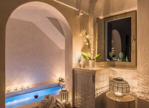 Honeymoon Suite, Jetted Tub (Caldera View) | Minibar, in-room safe, blackout drapes, soundproofing