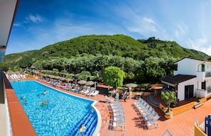 Bar en bord de piscine