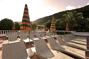 Außenpool (je nach Saison geöffnet), Pool auf dem Dach, Sonnenschirme