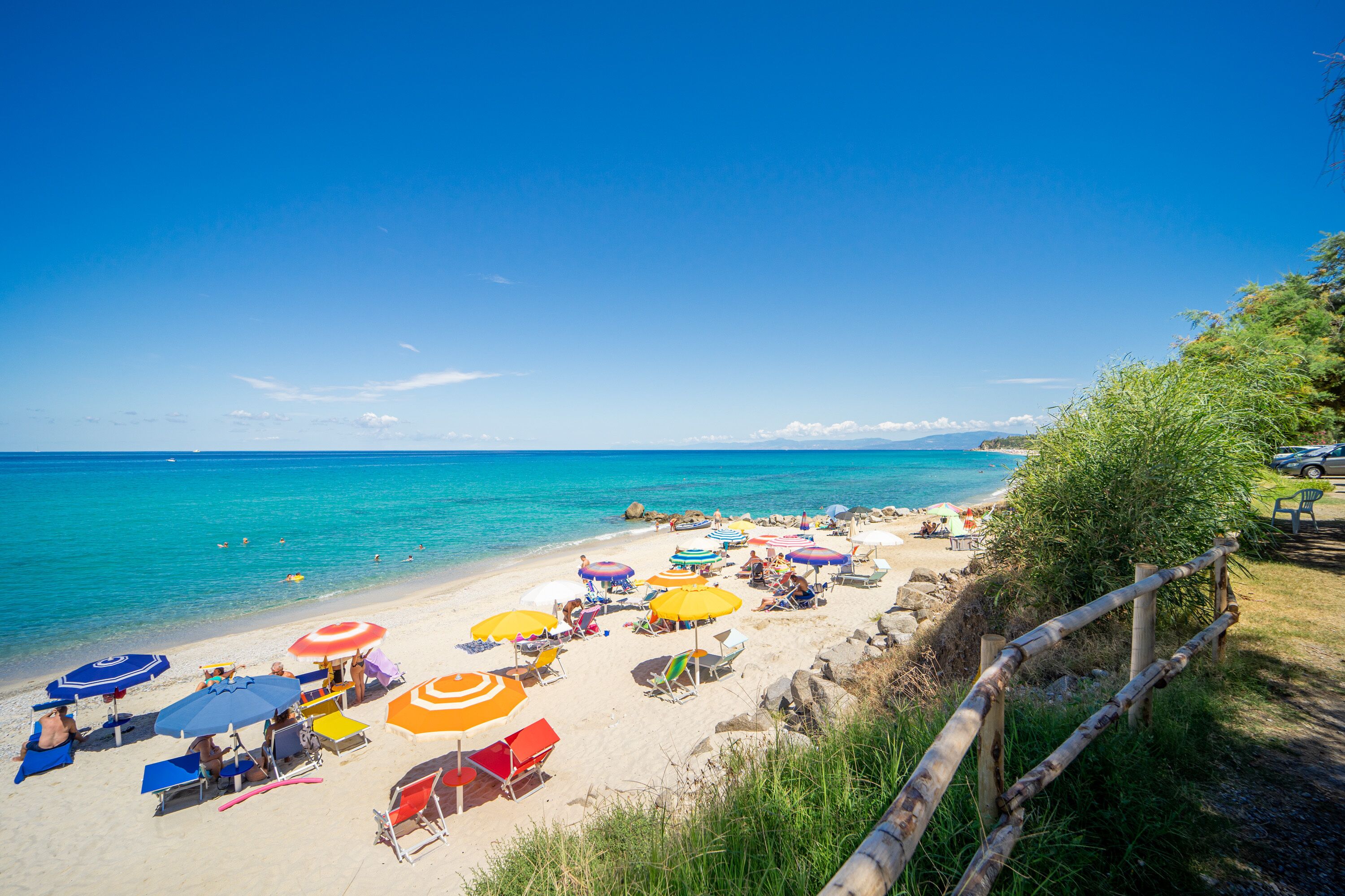 免费海滩班车、沙滩椅、海滩遮阳伞