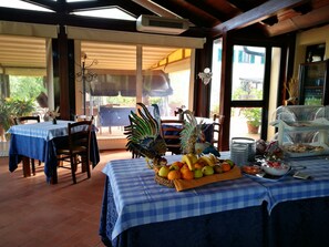 Free daily buffet breakfast