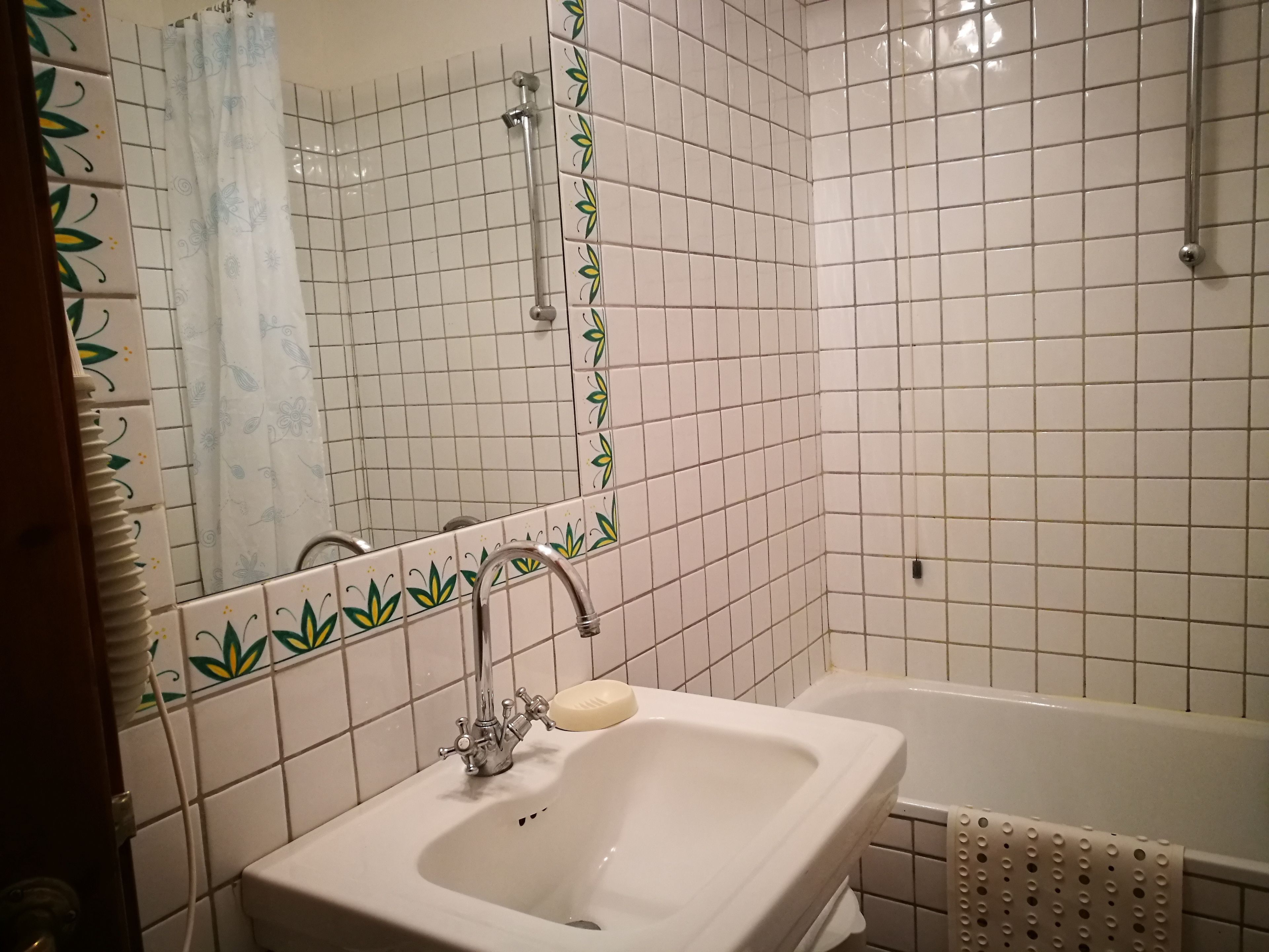 triple room | bathroom | deep-soaking bathtub, free toiletries, hair dryer, bidet