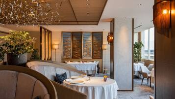 3 restaurants, breakfast, lunch, dinner served; barbecue