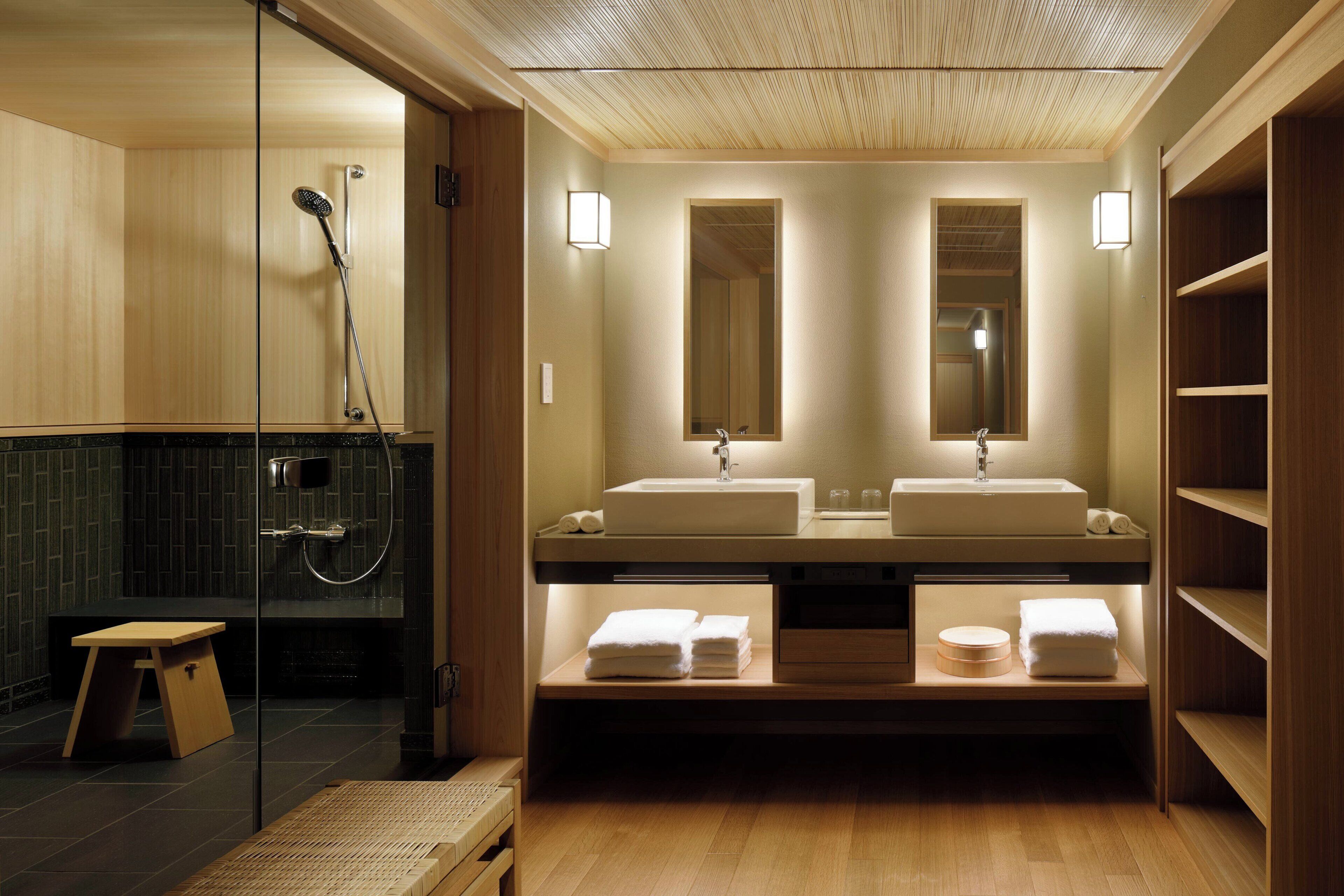 club suite, 2 single beds | bathroom | separate bathtub and shower, free toiletries, hair dryer, bathrobes