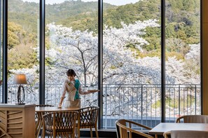 3 restaurants servant le petit déjeuner, le déjeuner et le dîner