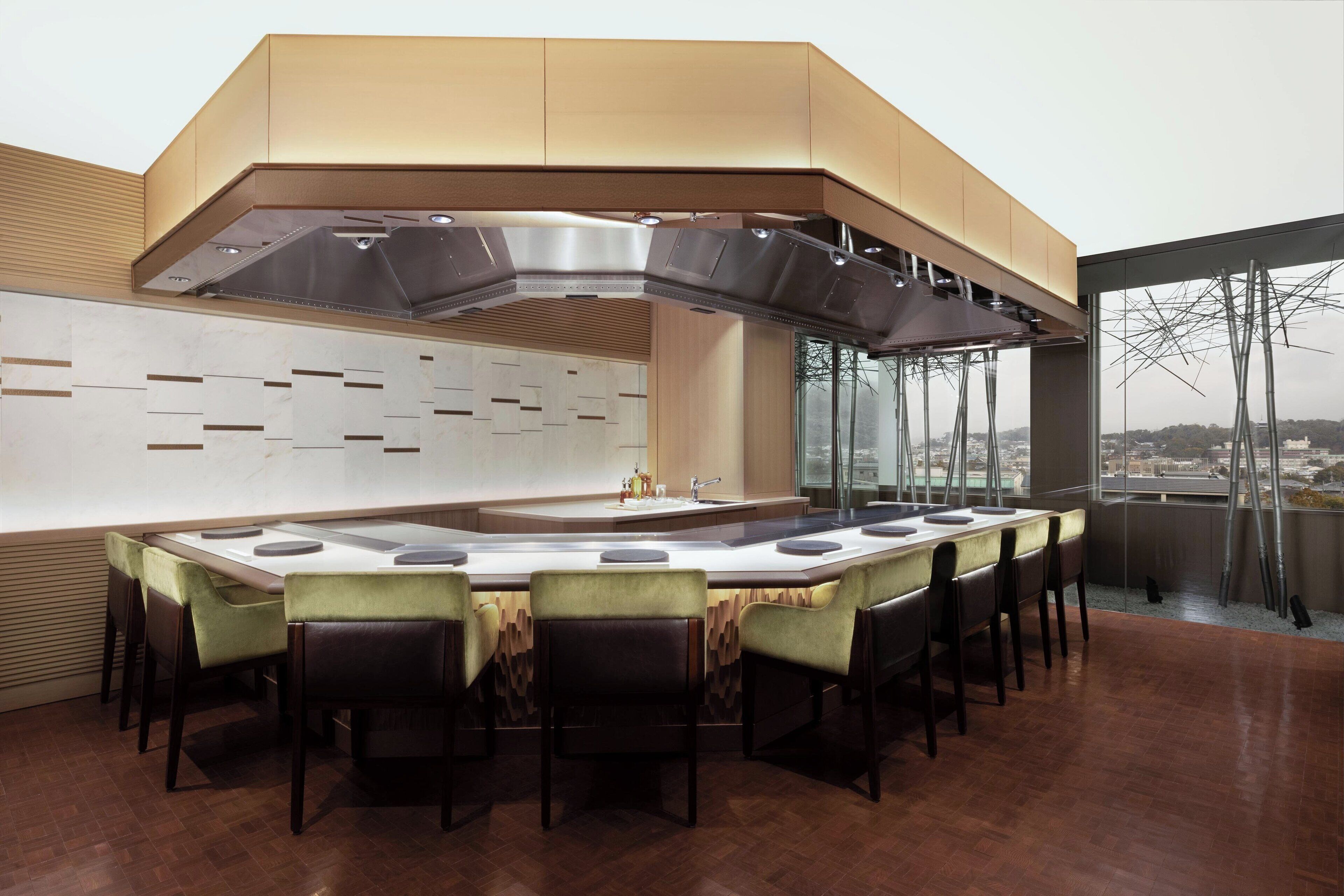 3 restaurants, breakfast, lunch, dinner served; barbecue