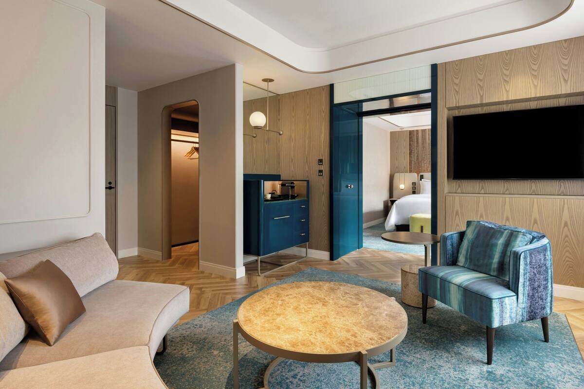 Junior Suite, 1 King Bed | Living room