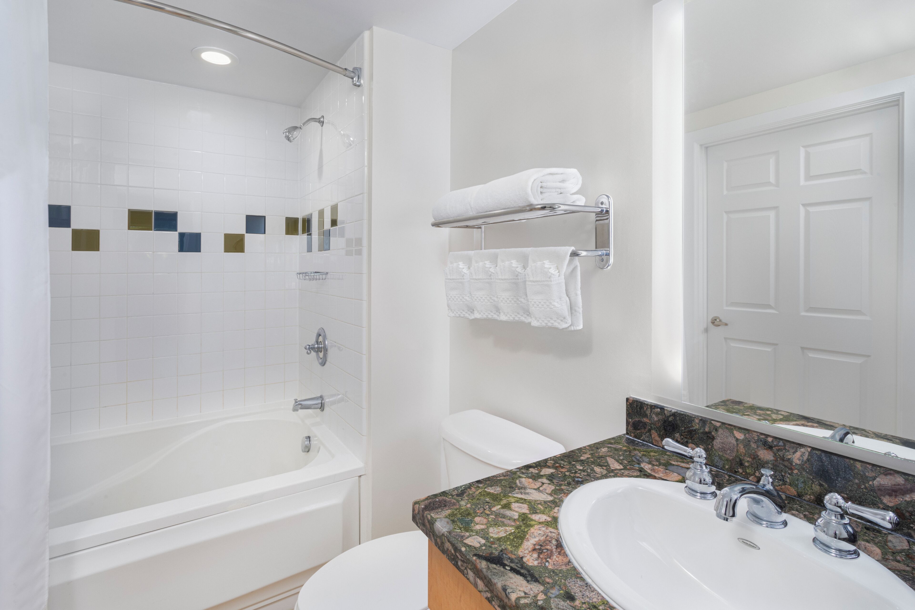 Un baño moderno con bañera, inodoro y lavabo.