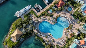 Alberca al aire libre y camastros