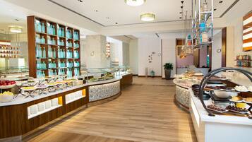 Päivittäinen täysi aamiainen maksusta