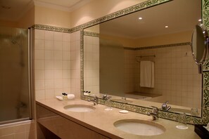 Combined shower/tub, hair dryer, bathrobes, slippers - Quinta do Monte Panoramic Gardens (Funchal)