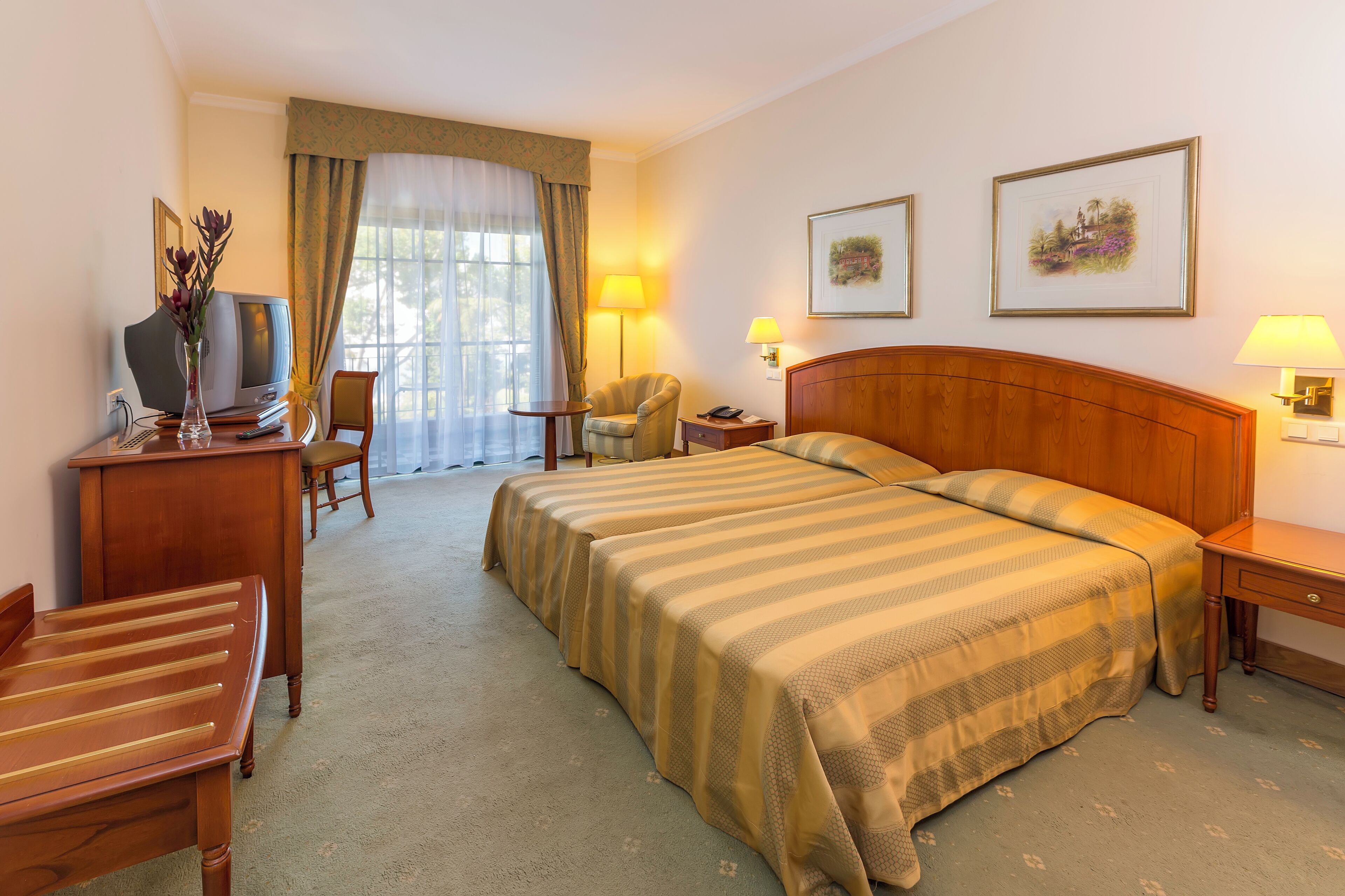 Minibar, in-room safe, internet (free)