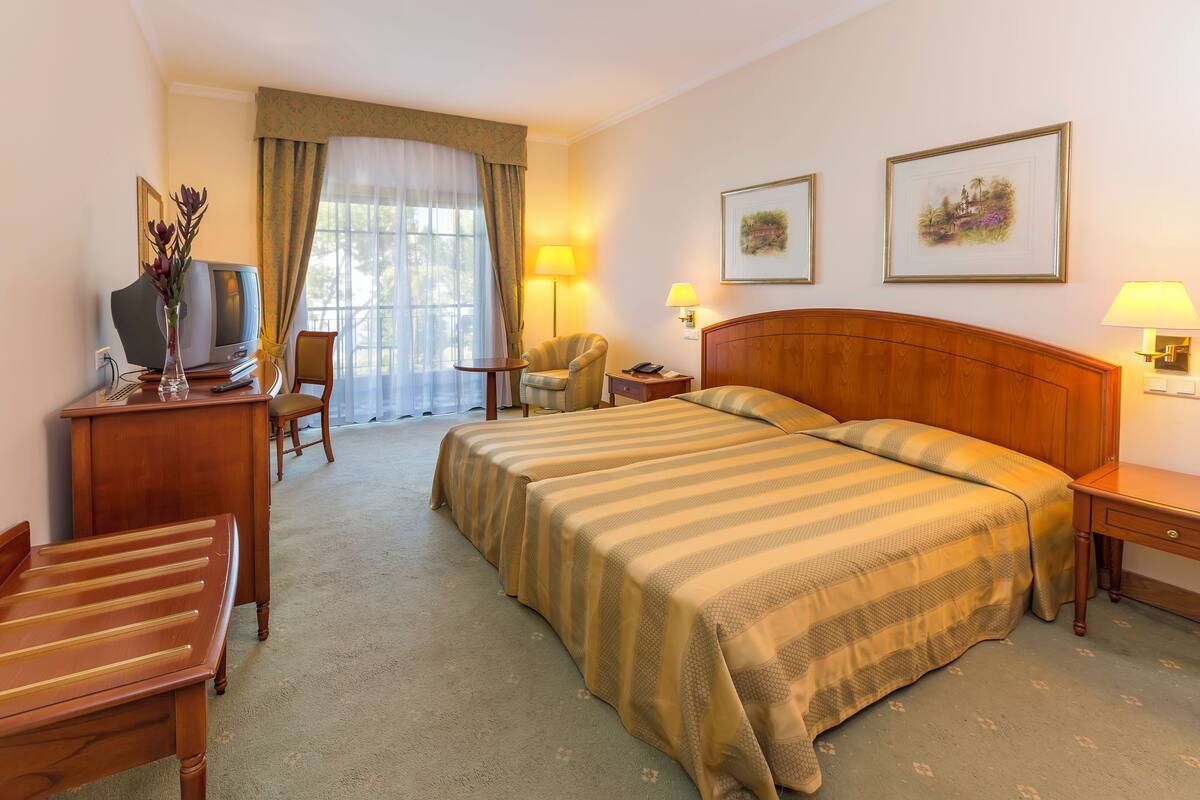 Minibar, in-room safe, internet (free)