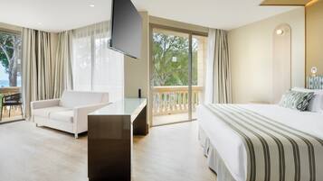 Suíte júnior, vista para o mar | Cofres nos quartos, espaço de trabalho para notebook, cortinas blackout