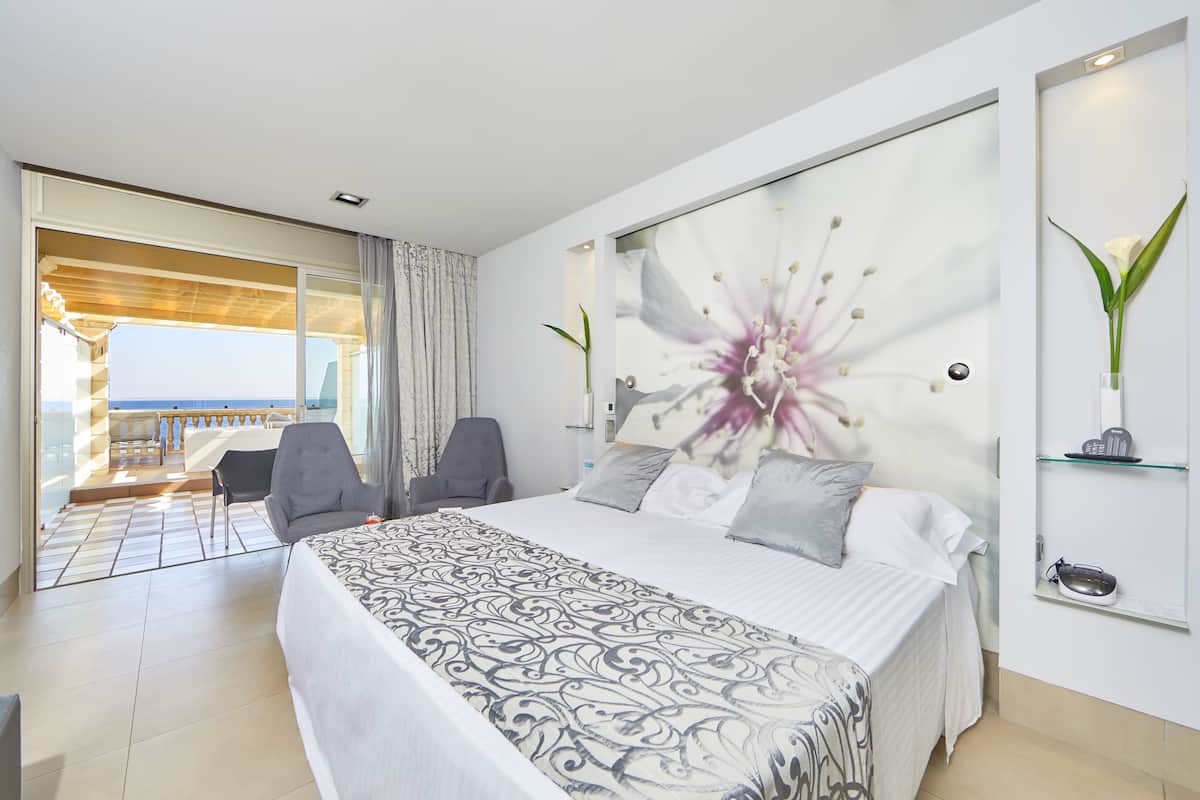In-room safe, laptop workspace, blackout drapes, iron/ironing board