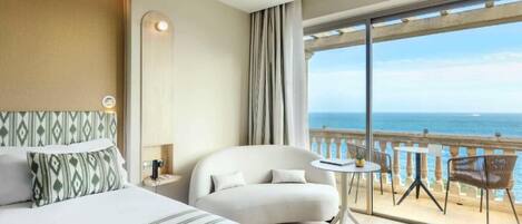 Tallelokero huoneessa, kannettavalle tietokoneelle sopiva työtila