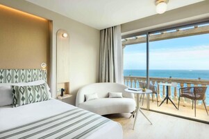 Caja fuerte, espacio para trabajar con un portátil, cortinas opacas