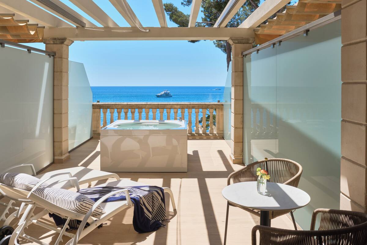 Deluxe Room, Hot Tub, Sea View | In-room safe, laptop workspace, blackout drapes