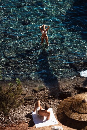 Privat strand och parasoller