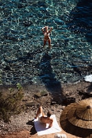 Playa privada y sombrillas