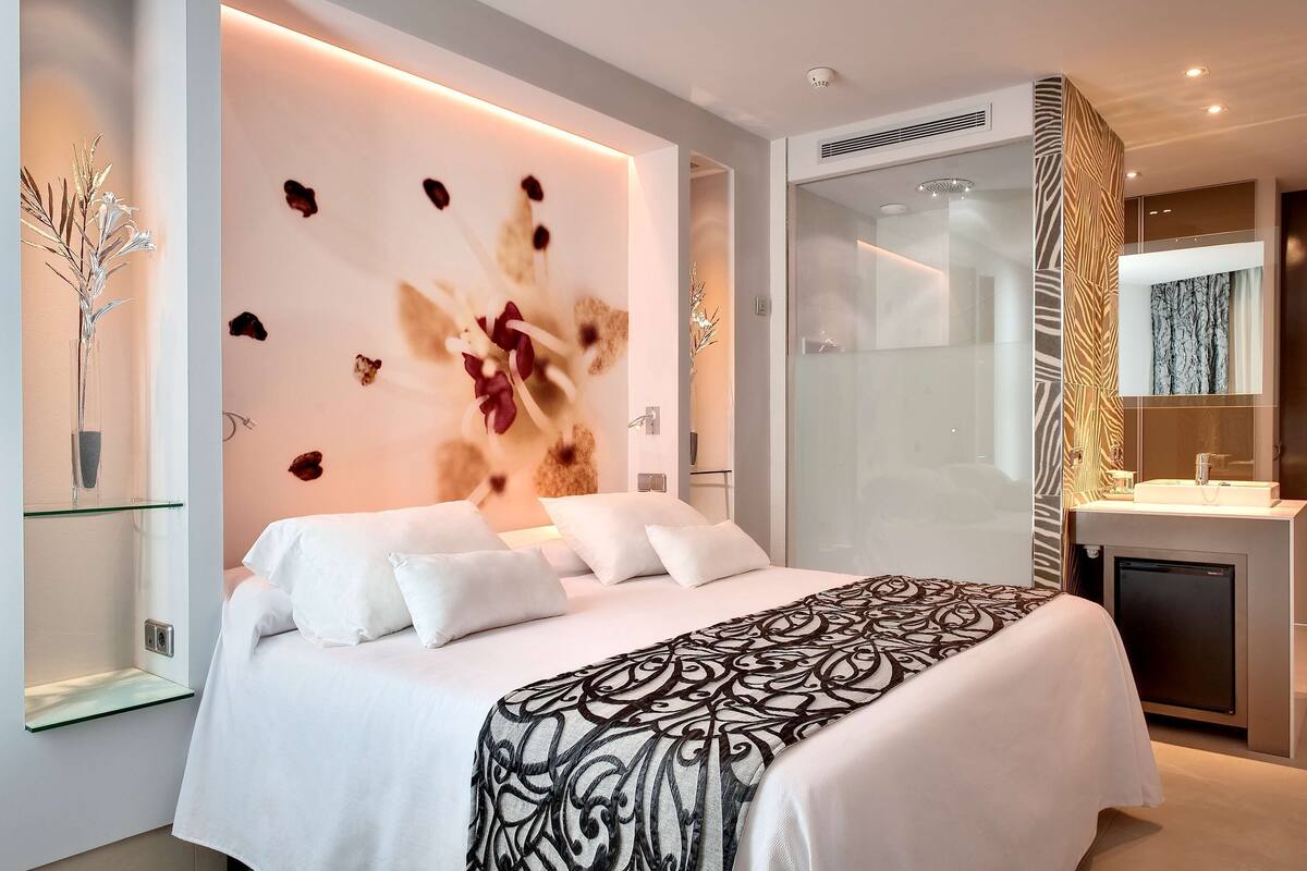 In-room safe, laptop workspace, blackout curtains, iron/ironing board