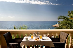 2 restaurantes; se sirven desayunos, cenas y cocina mediterránea 