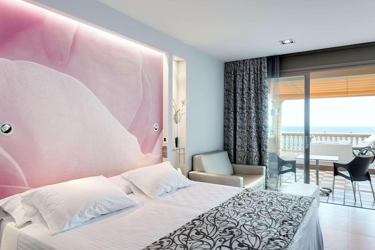 In-room safe, laptop workspace, blackout drapes, iron/ironing board