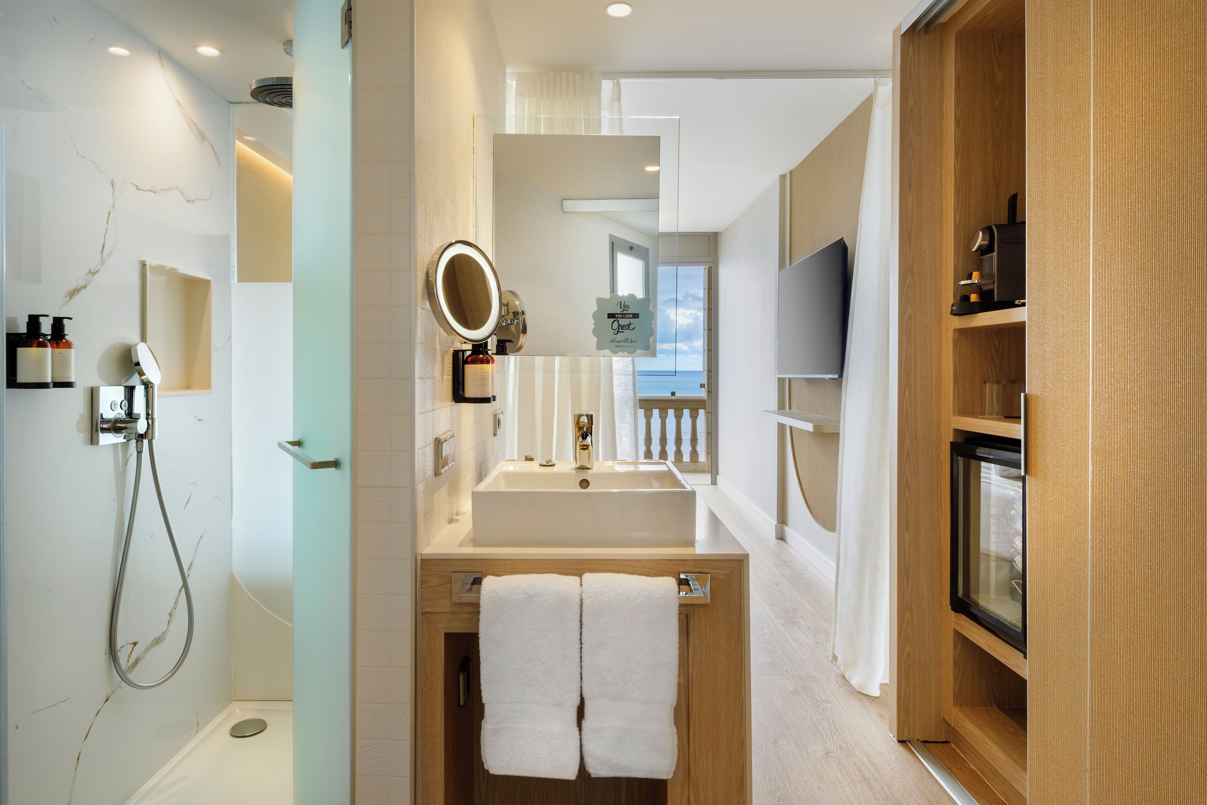 Un baño moderno con ducha, lavabo y tocador.